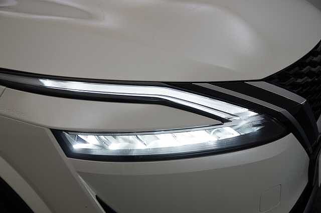 Nissan Qashqai 1.3 DIG-T MH 140 Tekna with Drive Assist Technology and Glass Roof
