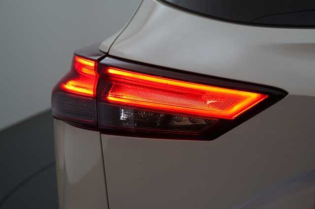 Nissan Qashqai 1.3 DIG-T MH 140 Tekna with Drive Assist Technology and Glass Roof