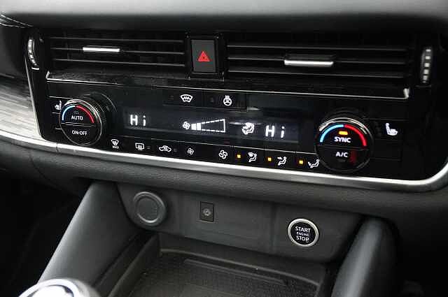 Nissan Qashqai 1.3 DIG-T MH 140 Tekna with Drive Assist Technology and Glass Roof