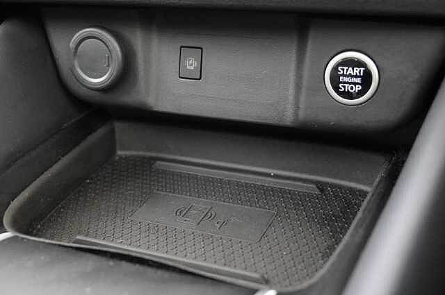 Nissan Qashqai 1.3 DIG-T MH 140 Tekna with Drive Assist Technology and Glass Roof