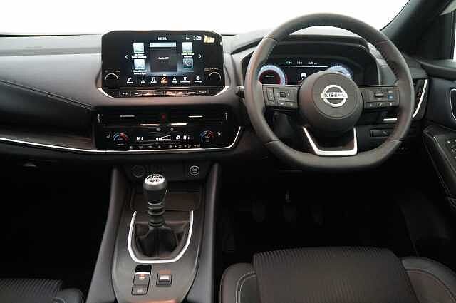 Nissan Qashqai 1.3 DIG-T MH 140 Tekna with Drive Assist Technology and Glass Roof
