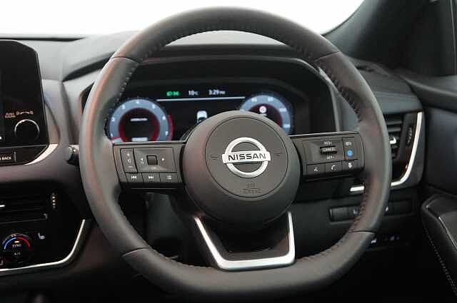 Nissan Qashqai 1.3 DIG-T MH 140 Tekna with Drive Assist Technology and Glass Roof