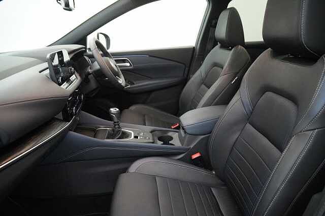 Nissan Qashqai 1.3 DIG-T MH 140 Tekna with Drive Assist Technology and Glass Roof