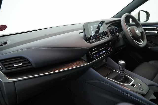 Nissan Qashqai 1.3 DIG-T MH 140 Tekna with Drive Assist Technology and Glass Roof
