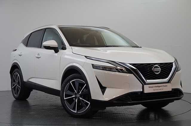 Nissan Qashqai 1.3 DIG-T MH 140 Tekna with Drive Assist Technology and Glass Roof