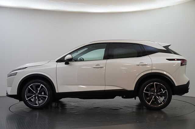 Nissan Qashqai 1.3 DIG-T MH 140 Tekna with Drive Assist Technology and Glass Roof