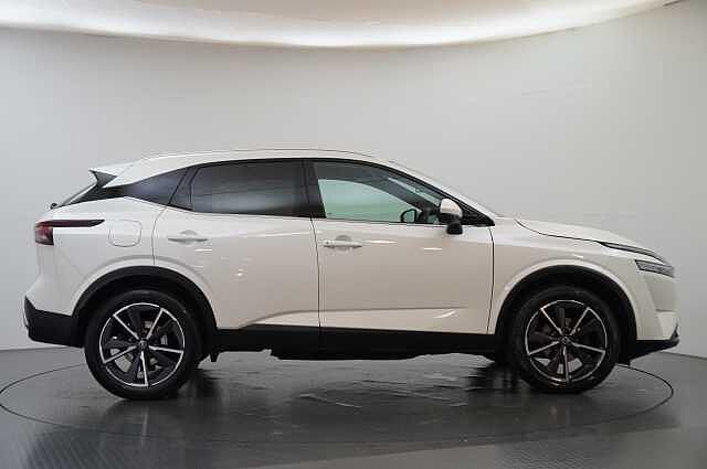 Nissan Qashqai 1.3 DIG-T MH 140 Tekna with Drive Assist Technology and Glass Roof