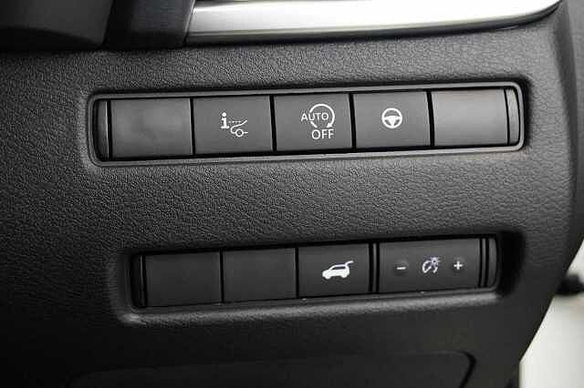 Nissan Qashqai 1.3 DIG-T MH 140 Tekna with Drive Assist Technology and Glass Roof