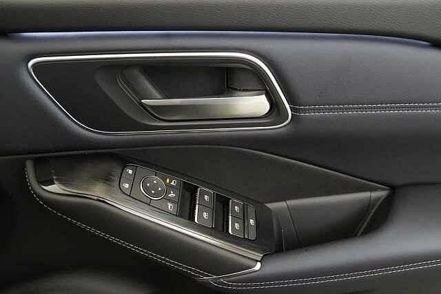 Nissan Qashqai 1.3 DIG-T MH 140 Tekna with Drive Assist Technology and Glass Roof