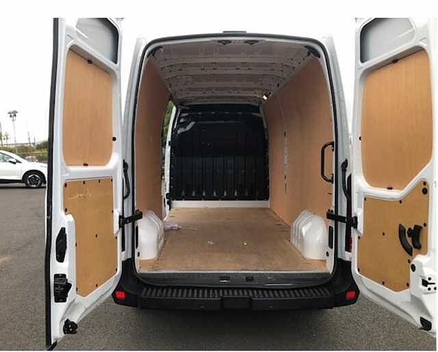 Nissan Interstar 2.3 dCi 135 Tekna L3 H2 3.5T Van with Sat Nav and Air Con