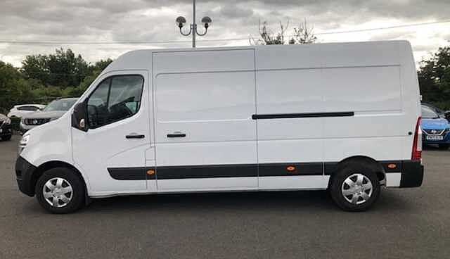 Nissan Interstar 2.3 dCi 135 Tekna L3 H2 3.5T Van with Sat Nav and Air Con