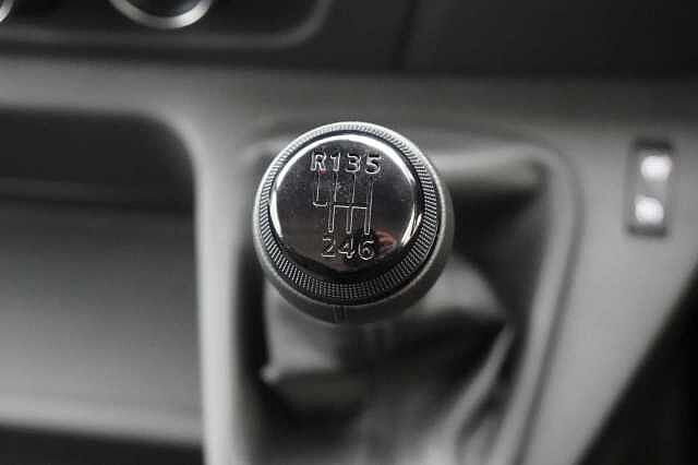 Nissan Interstar 2.3 dCi 135 Tekna L3 H2 3.5T Van with Sat Nav and Air Con