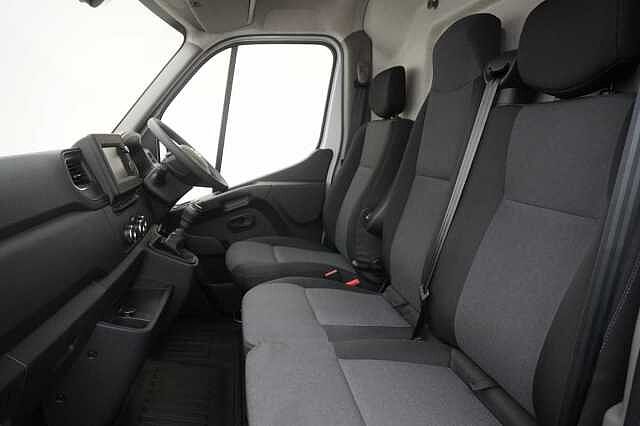 Nissan Interstar 2.3 dCi 135 Tekna L3 H2 3.5T Van with Sat Nav and Air Con